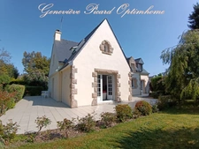 Propriété à vendre à Pontivy : Maison de 165 m2 environ sur 2000 m2 de jardin paysagé proche centre-ville et de ses commerces.