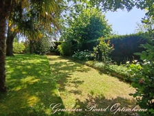 Propriété à vendre à Pontivy : Maison de 165 m2 environ sur 2000 m2 de jardin paysagé proche centre-ville et de ses commerces.
