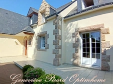 Propriété à vendre à Pontivy : Maison de 165 m2 environ sur 2000 m2 de jardin paysagé proche centre-ville et de ses commerces.