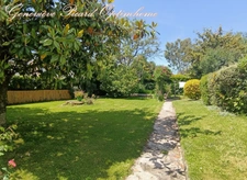 Propriété à vendre à Pontivy : Maison de 165 m2 environ sur 2000 m2 de jardin paysagé proche centre-ville et de ses commerces.