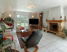 Propriété à vendre à Pontivy : Maison de 165 m2 environ sur 2000 m2 de jardin paysagé proche centre-ville et de ses commerces.