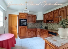 Propriété à vendre à Pontivy : Maison de 165 m2 environ sur 2000 m2 de jardin paysagé proche centre-ville et de ses commerces.