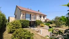 Une maison pensée pour les moments de bonheur en famille, au cœur de la campagne Normande 