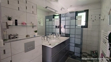 Maison 140 m² – Vie de plain-pied possible – Véranda récente 32 m² – 2 garages – Terrain 807 m² – Saint-Ouen-du-Tilleul