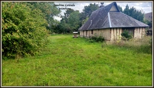 Longère et ses 2 chambres entièrement à rénover sur un terrain de plus de 1500 m2 au calme dans un petit village normand