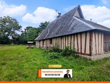 Longère et ses 2 chambres entièrement à rénover sur un terrain de plus de 1500 m2 au calme dans un petit village normand