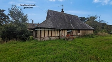 Longère et ses 2 chambres entièrement à rénover sur un terrain de plus de 1500 m2 au calme dans un petit village normand