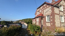 GRAND-COURONNE – MAISON DE CHARME EN BRIQUES ET SILEX – 3 CHAMBRES – JARDIN – GARAGE – BEAU POTENTIEL