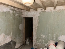 Longère et ses 2 chambres entièrement à rénover sur un terrain de plus de 1500 m2 au calme dans un petit village normand