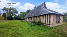 Longère et ses 2 chambres entièrement à rénover sur un terrain de plus de 1500 m2 au calme dans un petit village normand