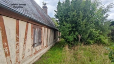 Longère et ses 2 chambres entièrement à rénover sur un terrain de plus de 1500 m2 au calme dans un petit village normand