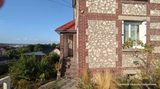 GRAND-COURONNE – MAISON DE CHARME EN BRIQUES ET SILEX – 3 CHAMBRES – JARDIN – GARAGE – BEAU POTENTIEL
