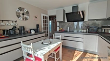 VILLAGE D'ALIZAY – A VENDRE Maison Familiale avec jardin paysager 5 Pièces - Sous-sol complet. Accès Gare à pied