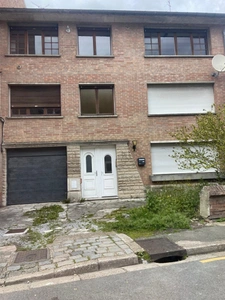 Super maison rénovée semi individuelle avec beaucoup de volume