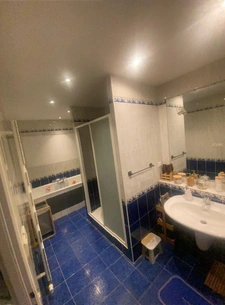 Super maison rénovée semi individuelle avec beaucoup de volume