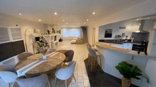 Super maison rénovée semi individuelle avec beaucoup de volume