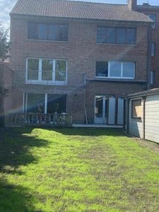 Super maison rénovée semi individuelle avec beaucoup de volume