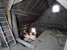A vendre ! Proche de la Belgique et du Luxembourg, idéal investissement ou achat rentable, immeuble de 570 m², 2 appartements, 280 m² de surfaces aménageables, cours de 70 m² !