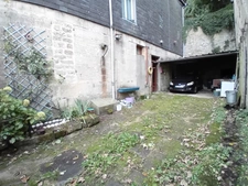A vendre ! Proche de la Belgique et du Luxembourg, idéal investissement ou achat rentable, immeuble de 570 m², 2 appartements, 280 m² de surfaces aménageables, cours de 70 m² !