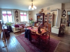 A vendre ! Proche de la Belgique et du Luxembourg, idéal investissement ou achat rentable, immeuble de 570 m², 2 appartements, 280 m² de surfaces aménageables, cours de 70 m² !