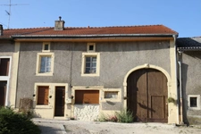 A vendre en exclusivité, proche de la Belgique et du Luxembourg, à 7 km de Stenay, une maison à finir de rénover de 257 m², grands greniers aménageables, grande pièce de vie, 2 chambres, 1 salle de b