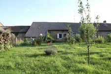 A vendre en exclusivité, proche de la Belgique et du Luxembourg, à 7 km de Stenay, une maison à finir de rénover de 257 m², grands greniers aménageables, grande pièce de vie, 2 chambres, 1 salle de b