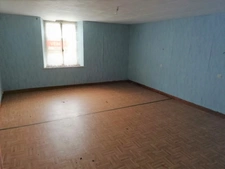 A vendre en exclusivité, proche de la Belgique et du Luxembourg, à 7 km de Stenay, une maison à finir de rénover de 257 m², grands greniers aménageables, grande pièce de vie, 2 chambres, 1 salle de b