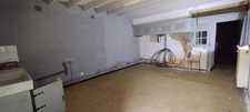 A vendre en exclusivité, proche de la Belgique et du Luxembourg, à 7 km de Stenay, une maison à finir de rénover de 257 m², grands greniers aménageables, grande pièce de vie, 2 chambres, 1 salle de b