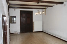 A vendre en exclusivité, proche de la Belgique et du Luxembourg, à 7 km de Stenay, une maison à finir de rénover de 257 m², grands greniers aménageables, grande pièce de vie, 2 chambres, 1 salle de b