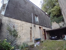 A vendre ! Proche de la Belgique et du Luxembourg, idéal investissement ou achat rentable, immeuble de 570 m², 2 appartements, 280 m² de surfaces aménageables, cours de 70 m² !