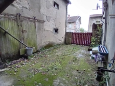 A vendre ! Proche de la Belgique et du Luxembourg, idéal investissement ou achat rentable, immeuble de 570 m², 2 appartements, 280 m² de surfaces aménageables, cours de 70 m² !