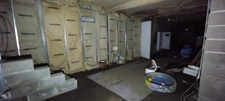 A vendre en exclusivité, proche de la Belgique et du Luxembourg, à 7 km de Stenay, une maison à finir de rénover de 257 m², grands greniers aménageables, grande pièce de vie, 2 chambres, 1 salle de b