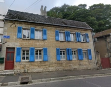 A vendre ! Proche de la Belgique et du Luxembourg, idéal investissement ou achat rentable, immeuble de 570 m², 2 appartements, 280 m² de surfaces aménageables, cours de 70 m² !