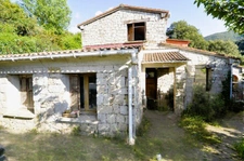 À vendre – Authentique maison en pierre avec piscine, studio indépendant et terrain en bord de rivière – Petreto-Bicchisano