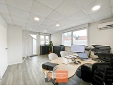 Visibilité maximale – Construction récente – 230 m² clés en main avec 16 stationnements privés