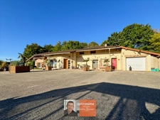 PROPRIÉTÉ D’ENVIRON 230 M² SUR PRÈS DE 2 HECTARES – DÉPENDANCES, PISCINE ET CALME ABSOLU