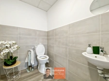 Visibilité maximale – Construction récente – 230 m² clés en main avec 16 stationnements privés