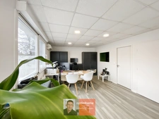 Visibilité maximale – Construction récente – 230 m² clés en main avec 16 stationnements privés