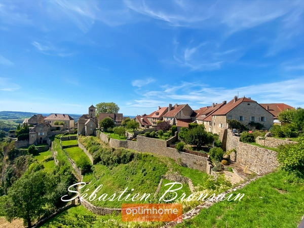 ✨ Propriété d’exception – Vue panoramique au cœur de Château-Chalon