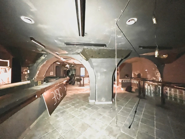 BASTIA – PORT : CAVES ATYPIQUES À FORT POTENTIEL 150 m²