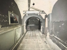 BASTIA – PORT : CAVES ATYPIQUES À FORT POTENTIEL 150 m²