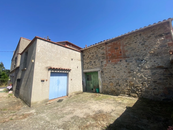 Dpt Pyrénées Orientales (66), à vendre proche VINCA maison en pierres 120 m² avec jardin et grange à rénover 