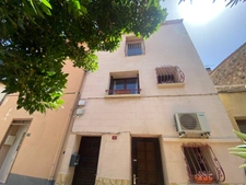 Dpt Pyrénées Orientales (66), à vendre proche ESTAGEL maison 2 appartements avec terrasses à rafraichir