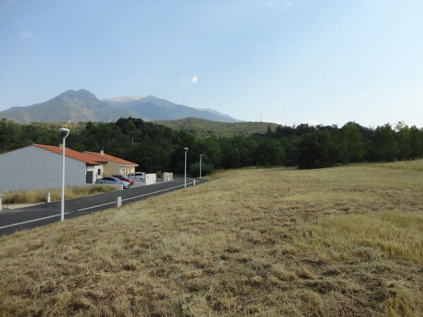 Dpt Pyrénées Orientales (66), à vendre PRADES Terrain constructible 375 m², 3 faces, libre constructeur