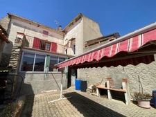 Dpt Pyrénées Orientales (66), à vendre proche ESTAGEL maison 2 appartements avec terrasses à rafraichir