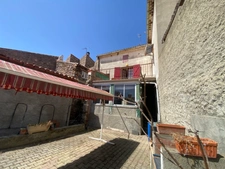 Dpt Pyrénées Orientales (66), à vendre proche ESTAGEL maison 2 appartements avec terrasses à rafraichir