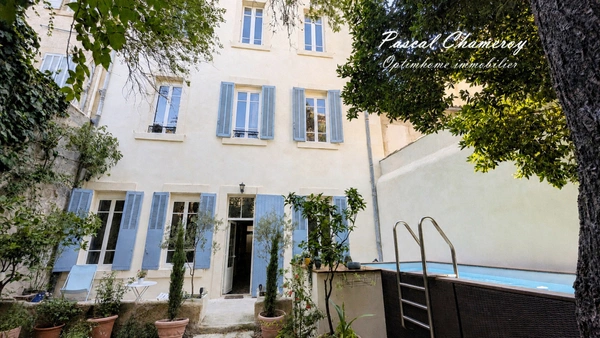 SALON-DE-PROVENCE (13) | Grande maison de maître de près de 300 m² habitables avec jardin et piscine (chauffée) en cœur de ville