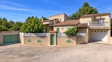 EYGUIÈRES (13) | Très belle maison de 8 pièces, 5 chambres avec piscine, cour et garage
