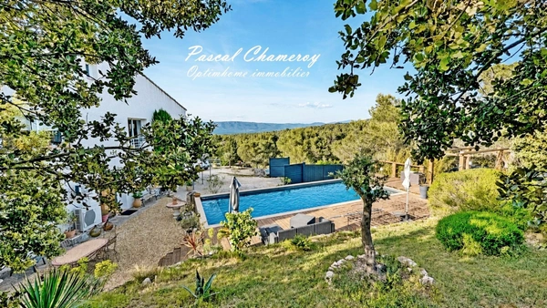 VERNÈGUES | Magnifique maison atypique de 190 m² avec vue panoramique sur le Lubéron et piscine 