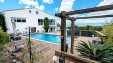 VERNÈGUES | Magnifique maison atypique de 190 m² avec vue panoramique sur le Lubéron et piscine 